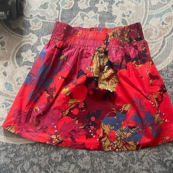 Red patterned mini skirt with elastic waist band - Picture 2 of 5